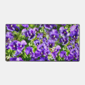 セレニティの海：美しい紫のパンジー畑 デスクマット (正面)