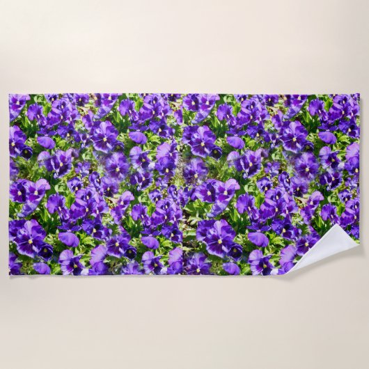 セレニティの海：美しい紫のパンジー畑 ビーチタオル (正面)