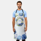 セレニティイン開花パステルチューリップフローラホームデコール エプロン (着用した状態)