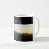 セレニティサンタフェマウンテンズアットサンライズマグ コーヒーマグカップ (正面右)