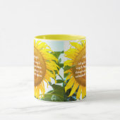 セレニティ祈りの言葉イエローサンフラワーフローラ マグカップ (中央)