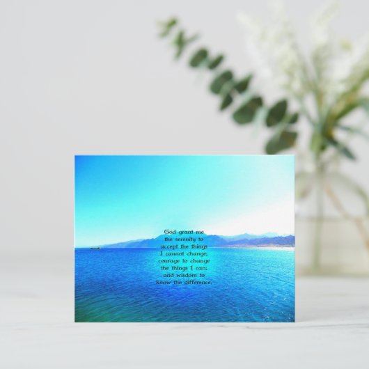 セレニティ祈りの言葉ウィズブルー海とアメージングスカイ ポストカード (スタンド正面)