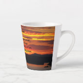 セレニティ祈りの言葉オレンジサンセットランドスケープ カフェラテマグ (右)
