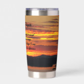 セレニティ祈りの言葉オレンジサンセットランドスケープ 保温保冷タンブラー (背面)