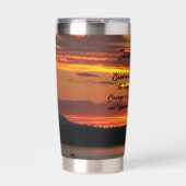 セレニティ祈りの言葉オレンジサンセットランドスケープ 保温保冷タンブラー (正面)