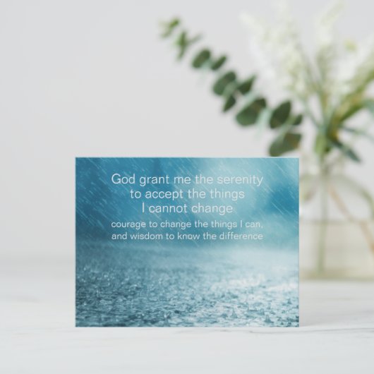 セレニティ祈りの言葉-通りと雨の写真 ポストカード (スタンド正面)