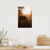 セレニティ – 日の出での馬の放牧 ポスター (キッチン)