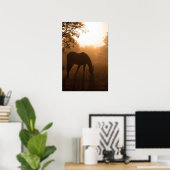 セレニティ – 日の出での馬の放牧 ポスター (ホームオフィス)