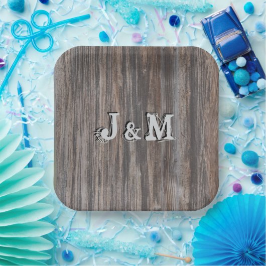 センターにイニシャルが入った木目調のウェディングペーパープレート ペーパープレート (パーティー)