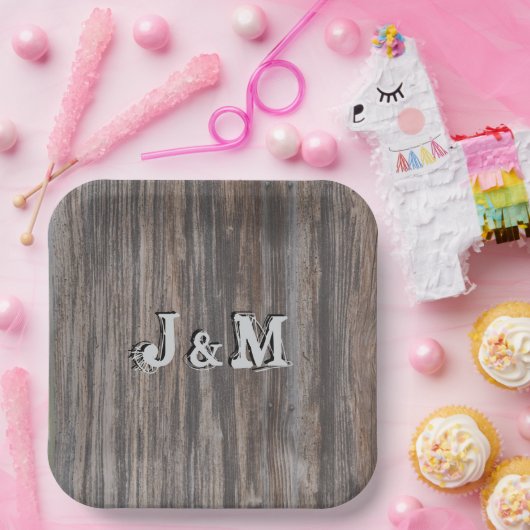 センターにイニシャルが入った木目調のウェディングペーパープレート ペーパープレート (パーティー)