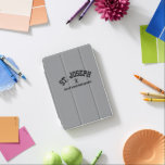 セントジョセフネクストレベルパパゴール大学 iPad MINIカバー<br><div class="desc">強さ、目的、信仰を反映したカバーでデバイスをシールド。St.はっきりした Joseph:3人の爪、 ネイルの力強い象徴と並んで次のレベルのパパゴールをフィーチャーするこのミニマルデザインは、究極のスピリチュアル父親の強さを誇静かる。灰色の背景は見たお洒落目を持つモダンが、お客様は自分のスタイルに合わせカスタマイズて簡単に色を付けることができる。カトリックのパパ、メンター、または謙虚なリーダーシップと揺るぎない父親のモデルとして聖ヨセフを見ている人に最適。</div>