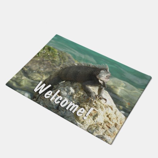 セントトーマスの岩の上のイグアナ ドアマット (アングル)