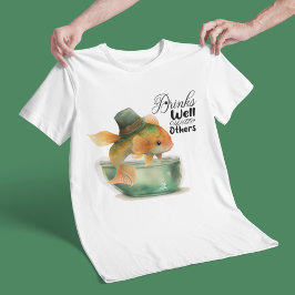セントパトリックおもしろい金魚は他の人と上手に飲む Tシャツ