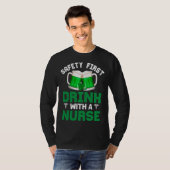 セントパトリックの日の安全おもしろい飲み物とナース Tシャツ (正面フル)