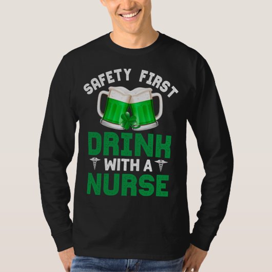 セントパトリックの日の安全おもしろい飲み物とナース Tシャツ (正面)