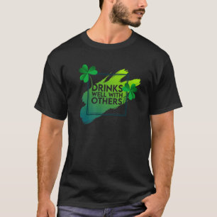 セントパトリックの日グリーンクローバーリーフハピンスドリンク Tシャツ