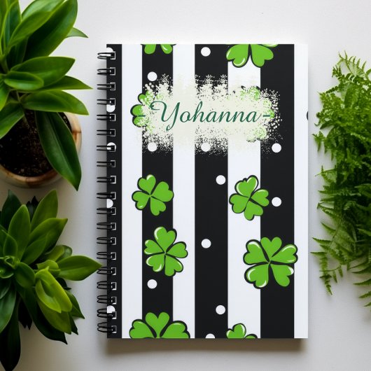 セントパトリックの日名前をカスタムするストライプ&クローバー ノートブック