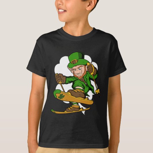 セントパトリックデーのスキーをする幸せな妖精 Tシャツ (正面)
