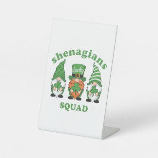 セントパトリックデーのティエレッドトレイ用Shenanigans Squad ガーランド 台座サイン
