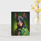 セントパトリックデーのドレスを着たドーベルマン犬 カード (黄色い花)