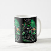 セントパトリックデーのバイクに乗る黒猫 コーヒーマグカップ (正面右)