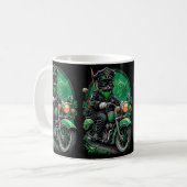 セントパトリックデーのバイクに乗る黒猫 コーヒーマグカップ (正面左)