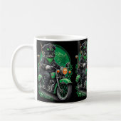 セントパトリックデーのバイクに乗る黒猫 コーヒーマグカップ (左)