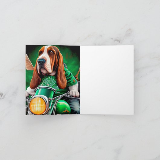 セントパトリックデーのバセットハウンド犬が自転車に乗る カード (内部)