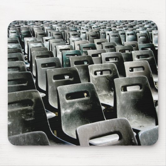 セントピータースクエアの灰色の椅子の海の写真 マウスパッド (正面)