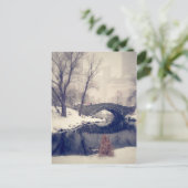 セントラルパークで雪の橋を渡る ポストカード (スタンド正面)