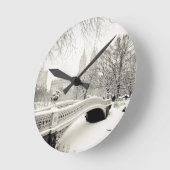セントラルパークウィンター – スノーオンボーブリッジ ラウンド壁時計 (傾斜)