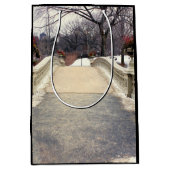 セントラル・パークの弓橋写真 ミディアムペーパーバッグ (正面)