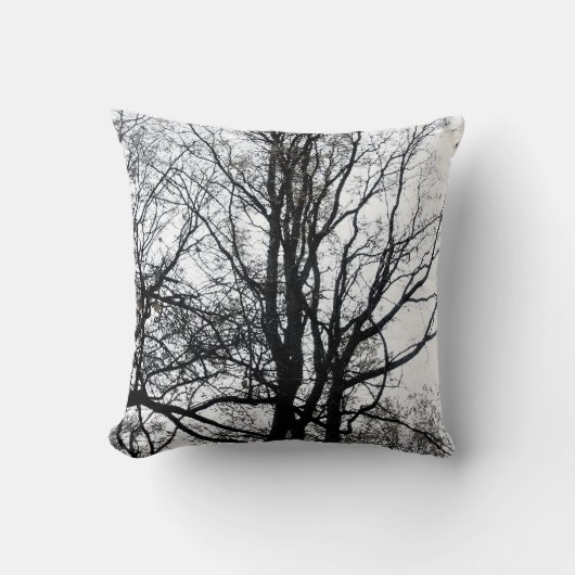 セントラル・パークの遅い秋のほとんど不毛の木B&W クッション (正面)
