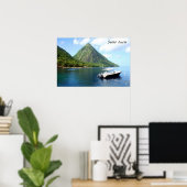 セントルシアのピトンの前のスピードボート ポスター (ホームオフィス)