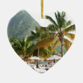 セントルシアのPitonsの近くのビーチの日曜日のベッド セラミックオーナメント (正面)