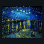 セントヴァン・ゴッホによるローネ上空の星空の夜 ポスター<br><div class="desc">セントヴァン・ゴッホによるローネの星空の夜。これはオランダの巨匠ヴィンセント・ヴァン・ゴッホの古い最高傑作だ。この素晴らしの絵画色は美しく鮮やか、飽和色である。ヴィンセント・ヴァン・ゴッホはオランダのポスト印象派の画家だった。これ絵を描はフラ色彩の鮮やかンスのローンの土手に載っていた。</div>