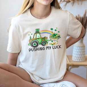 セント・パトリックの日に運の良いシャツを押しておもしろい Tシャツ