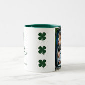 セント・パトリックの日グリーンシャームロックの家族の写真 ツートーンマグカップ (中央)