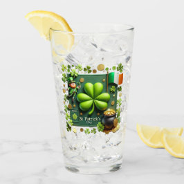 セント・パトリックの日シャムロックとレプレショーン・ピント タンブラーグラス