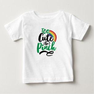 セント・パトリック・デイのグラフィックをつねるには緑が可愛過ぎる ベビーTシャツ