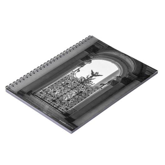 セント・ピーターズバーグの隠者の住処のゲートのノート ノートブック (左側)