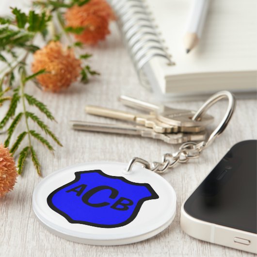 セント・マイケルのモノグラムの盾 キーホルダー (正面右)