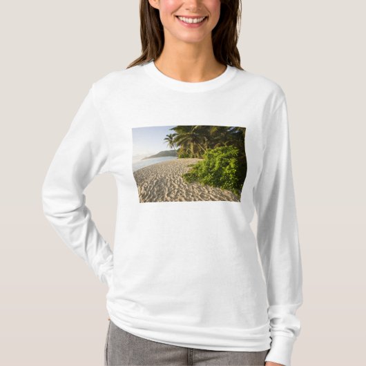 セーシェル、マヘ島、アンス・マリー・ルイーズ Tシャツ (正面)