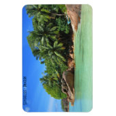 セーシェル – 島にヤシの木がある砂のビーチ マグネット (縦)