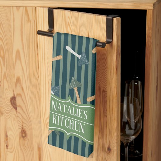 セージかわいらしグリーンモノグラムのキノコのレトロ キッチンタオル (三つ折り)