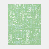 セージで繰り返されるロマンチックな名前と可愛いハート フリースブランケット (正面)