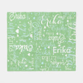 セージで繰り返されるロマンチックな名前と可愛いハート フリースブランケット (正面(横))