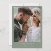 セージエレガントグリーンクレストモノグラム結婚ズ 招待状 (裏面)