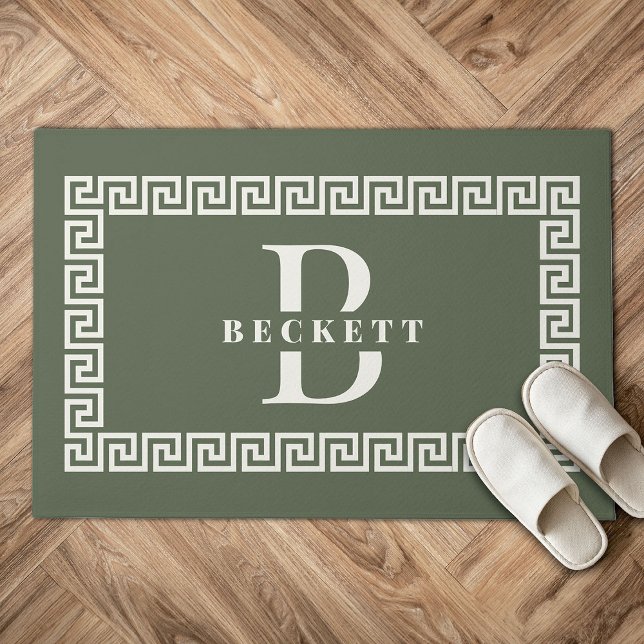 セージギリシモダンエレガントャ鍵フレームモノグラム ドアマット (Green doormat with Greek key border design, featuring a large letter "B" over the name "Beckett." )