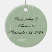 セージグリーンおよび柔らかいブラウンの様式化されたエコの木 セラミックオーナメント (裏面)